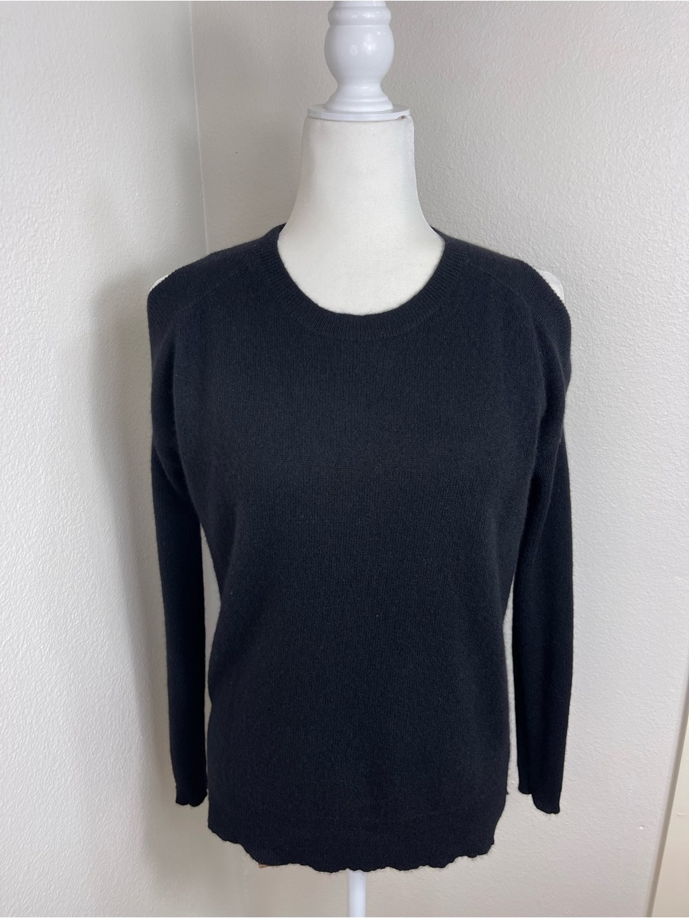 C by Bloomingdale's 100% Cashmere Cold Shoulder Black Crewneck Sweater XS
